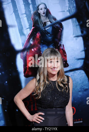 Catherine Hardwicke, Direktor des Motion Picture fantasy Thriller "Red Riding Hood", sorgt sich die Premiere des Films am Grauman's Chinese Theater in Hollywood" in Los Angeles am 7. März 2011. UPI/Jim Ruymen Stockfoto