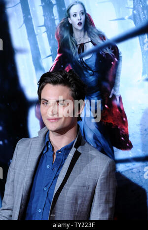 Shiloh Fernandez, ein Ensemble in der motion picture fantasy Thriller "Red Riding Hood", sorgt sich die Premiere des Films am Grauman's Chinese Theater in Hollywood" in Los Angeles am 7. März 2011. UPI/Jim Ruymen Stockfoto