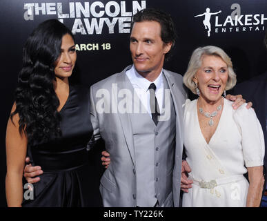 Schauspieler Matthew McConaughey, der Mitglied in der motion picture Drama "The Lincoln Lawyer", stellt mit seiner Frau, model Camila Alves (L) und Maria, seine Mutter, Kathleen 'Kay' McCabe auf der Teppich an der ArcLight Cinerama Dome in Los Angeles am 10. März 2011. UPI/Jim ruymen Stockfoto