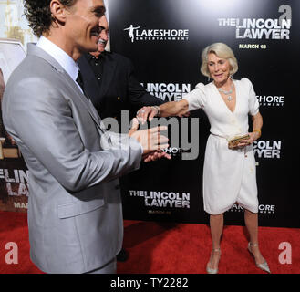 Schauspieler Matthew McConaughey (L), ein Ensemble in der motion picture Drama "The Lincoln Lawyer", wird von seiner Mutter Mary Kathleen 'Kay' McCabe auf dem roten Teppich am ArcLight Cinerama Dome in Los Angeles am 10. März 2011 begrüßt. UPI/Jim ruymen Stockfoto