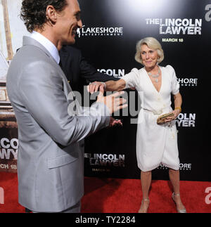 Schauspieler Matthew McConaughey (L), ein Ensemble in der motion picture Drama "The Lincoln Lawyer", wird von seiner Mutter Mary Kathleen 'Kay' McCabe auf dem roten Teppich am ArcLight Cinerama Dome in Los Angeles am 10. März 2011 begrüßt. UPI/Jim ruymen Stockfoto