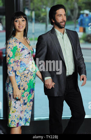 David Schwimmer, der Regie und produzierte die Motion picture Thriller 'Trust' und seine Frau, der britische Fotograf Zoe Buckman, kommen für die Premiere des Films in der DGA-Theater in Los Angeles am 21. März 2011. Die Paare erwarten ihr erstes Kind. UPI/Jim Ruymen Stockfoto