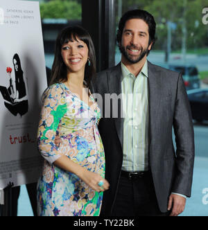 David Schwimmer, der Regie und produzierte die Motion picture Thriller 'Trust' und seine Frau, der britische Fotograf Zoe Buckman, kommen für die Premiere des Films in der DGA-Theater in Los Angeles am 21. März 2011. Die Paare erwarten ihr erstes Kind. UPI/Jim Ruymen Stockfoto