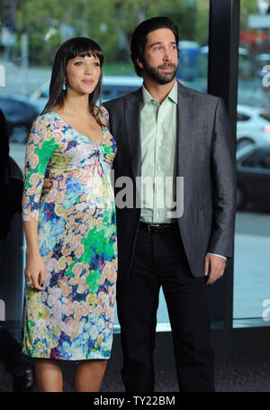 David Schwimmer, der Regie und produzierte die Motion picture Thriller 'Trust' und seine Frau, der britische Fotograf Zoe Buckman, kommen für die Premiere des Films in der DGA-Theater in Los Angeles am 21. März 2011. Die Paare erwarten ihr erstes Kind. UPI/Jim Ruymen Stockfoto