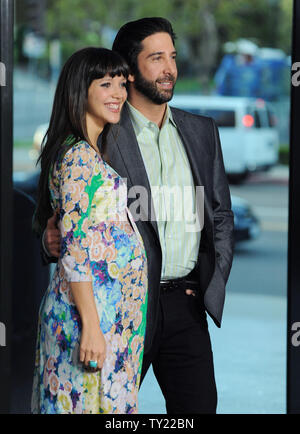 David Schwimmer, der Regie und produzierte die Motion picture Thriller 'Trust' und seine Frau, der britische Fotograf Zoe Buckman, kommen für die Premiere des Films in der DGA-Theater in Los Angeles am 21. März 2011. Die Paare erwarten ihr erstes Kind. UPI/Jim Ruymen Stockfoto