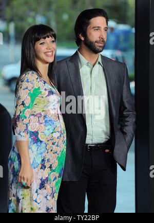 David Schwimmer, der Regie und produzierte die Motion picture Thriller 'Trust' und seine Frau, der britische Fotograf Zoe Buckman, kommen für die Premiere des Films in der DGA-Theater in Los Angeles am 21. März 2011. Die Paare erwarten ihr erstes Kind. UPI/Jim Ruymen Stockfoto
