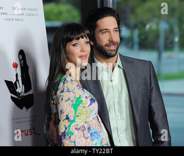 David Schwimmer, der Regie und produzierte die Motion picture Thriller 'Trust' und seine Frau, der britische Fotograf Zoe Buckman, kommen für die Premiere des Films in der DGA-Theater in Los Angeles am 21. März 2011. Die Paare erwarten ihr erstes Kind. UPI/Jim Ruymen Stockfoto