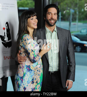 David Schwimmer, der Regie und produzierte die Motion picture Thriller 'Trust' und seine Frau, der britische Fotograf Zoe Buckman, kommen für die Premiere des Films in der DGA-Theater in Los Angeles am 21. März 2011. Die Paare erwarten ihr erstes Kind. UPI/Jim Ruymen Stockfoto