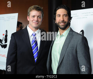 David Schwimmer (R), der Regie und produzierte die Motion picture Thriller 'Trust' und warf Mitglied Chris Henry Coffey, Besuchen die Premiere des Films in der DGA-Theater in Los Angeles am 21. März 2011. UPI/Jim Ruymen Stockfoto