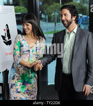 David Schwimmer, der Regie und produzierte die Motion picture Thriller 'Trust' und seine Frau, der britische Fotograf Zoe Buckman, kommen für die Premiere des Films in der DGA-Theater in Los Angeles am 21. März 2011. Die Paare erwarten ihr erstes Kind. UPI/Jim Ruymen Stockfoto