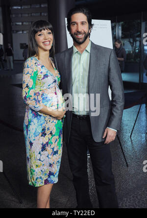David Schwimmer, der Regie und produzierte die Motion picture Thriller 'Trust' und seine Frau, der britische Fotograf Zoe Buckman, kommen für die Premiere des Films in der DGA-Theater in Los Angeles am 21. März 2011. Die Paare erwarten ihr erstes Kind. UPI/Jim Ruymen Stockfoto