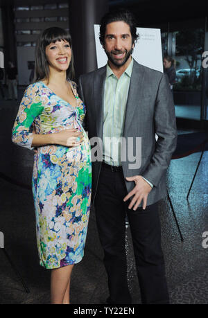 David Schwimmer, der Regie und produzierte die Motion picture Thriller 'Trust' und seine Frau, der britische Fotograf Zoe Buckman, kommen für die Premiere des Films in der DGA-Theater in Los Angeles am 21. März 2011. Die Paare erwarten ihr erstes Kind. UPI/Jim Ruymen Stockfoto