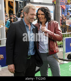 Schauspieler Hugh Laurie (L) und Russell Marke, die Stimmen der E.B's Vater und E.B. bzw. in der animierten motion picture Komödie 'Hop', bei der Premiere des Films in den Universal Studios in Universal City, Kalifornien am 27. März 2011 eingehen. UPI/Jim Ruymen Stockfoto