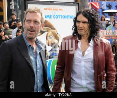 Schauspieler Hugh Laurie (L) und Russell Marke, die Stimmen der E.B's Vater und E.B. bzw. in der animierten motion picture Komödie 'Hop', bei der Premiere des Films in den Universal Studios in Universal City, Kalifornien am 27. März 2011 eingehen. UPI/Jim Ruymen Stockfoto