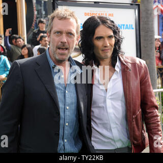 Schauspieler Hugh Laurie (L) und Russell Marke, die Stimmen der E.B's Vater und E.B. bzw. in der animierten motion picture Komödie 'Hop', bei der Premiere des Films in den Universal Studios in Universal City, Kalifornien am 27. März 2011 eingehen. UPI/Jim Ruymen Stockfoto