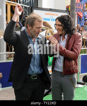 Schauspieler Hugh Laurie (L) und Russell Marke, die Stimmen der E.B's Vater und E.B. bzw. in der animierten motion picture Komödie 'Hop', bei der Premiere des Films in den Universal Studios in Universal City, Kalifornien am 27. März 2011 eingehen. UPI/Jim Ruymen Stockfoto