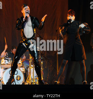 Sänger Jake Shears (L) und Ana Matronic der singenden duo Scissor Sisters durchführen als Teil der Lady Gaga 'Monster Ball Tour" im Staples Center in Los Angeles am 28. März 2011. UPI/Jim Ruymen Stockfoto