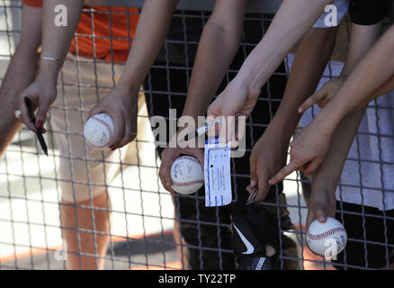 Fans warten Autogramme auf öffnung Tag an Dodger Stadium in Los Angeles am 31. März 2011 zu erhalten. UPI/Phil McCarten Stockfoto