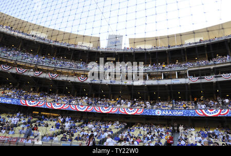 Fans warten, bis das Spiel zwischen den San Francisco Giants und die Los Angeles Dodgers am Eröffnungstag im Dodger Stadium in Los Angeles am 31. März 2011. UPI/Phil McCarten Stockfoto