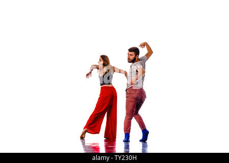 Ballett Tänzer in Bewegung. Moderner Stil Tänzer Tanz zeitgenössischer Tanz in Studio Hintergrund Stockfoto