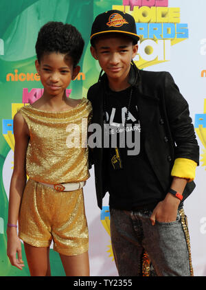 Schauspielerin Willow Smith und ihr Bruder, Sänger Jaden Smith ankommen am 24. jährlichen Nickelodeon Kids Choice Awards in Los Angeles am 2. April 2011. UPI/Jim Ruymen Stockfoto