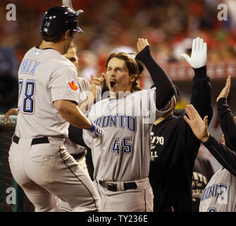 Toronto Blue Jays dritter Basisspieler Jayson Nix (28) gratuliert von Travis Snider (45) und Mannschaftskameraden nachdem er schlug die gewinnende Home Run gegen die Los Angeles Angels im 8. Inning im Angel Stadium in Anaheim, Kalifornien, April 8, 2011. Die Blue Jays gewann 2-1. UPI/Lori Shepler. Stockfoto