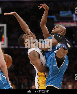 Los Angeles Lakers Shooting Guard Trey Johnson (10) spielt Verteidigung auf New Orleans Hornets Point Guard Jarrett Jack (2) während der ersten Hälfte des Spiel 1 der Western Conference Playoff Serie im Staples Center in Los Angeles am 17. April 2011. Die Hornissen besiegten die Lakers 109 bis 100. UPI Foto/Lori Shepler Stockfoto