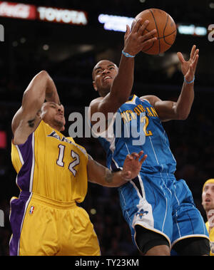 New Orleans Hornets Point Guard Jarrett Jack (2) geht oben für einen Korb über Los Angeles Lakers Point Guard Shannon Brown (12) während der ersten Hälfte des Spiel 2 der Western Conference Playoff Serie im Staples Center in Los Angeles am 20. April 2011. Die Lakers besiegten die Hornissen 87 bis 78. UPI Foto/Lori Shepler Stockfoto