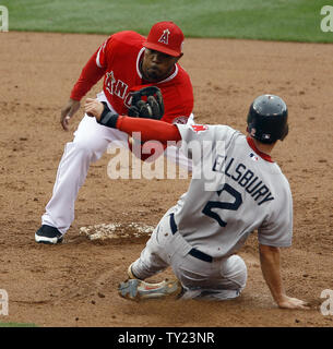 Boston Red Sox' Jacoby Ellsbury (2) wird aus dem Tag stehlen Zweite durch Los Angeles Angels zweiter Basisspieler Howard Kendrick (47) im Inning im Angel Stadium in Anaheim, Kalifornien, am 24. April 2011. Die Red Sox gewann 7-0. UPI/Lori Shepler. Stockfoto