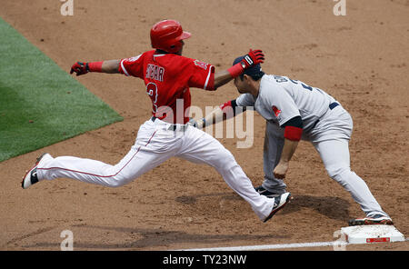 Los Angeles Angels" Erick Aybar (2) ist zunächst auf den Wurf zu Boston Red Sox first baseman Adrian Gonzalez (28) nach BUNTING im ersten Inning im Angel Stadium in Anaheim, Kalifornien, am 24. April 2011. Die Red Sox gewann 7-0. UPI/Lori Shepler. Stockfoto