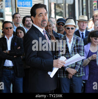 Schauspieler Joe Mantegna macht Kommentare während einer enthüllungsfeier ihn ehrt mit dem 2.438 th Star der Hollywood des Ruhmes in Los Angeles am 29. April 2011 laufen. UPI/Jim Ruymen Stockfoto