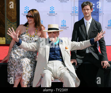 Irische geborene Schauspieler Peter OÕToole (C) sitzt mit seiner Tochter Kate O'Toole (L) und Sohn Lorcan O'Toole, während eine Hand und Fußabdruck Zeremonie ihn ehrt am Grauman's Chinese Theater in Hollywood" in Los Angeles am 30. April 2011. Die Zeremonie war Teil des 2011 TCM klassischen Film Festival ehrt klassische Filme und Filmstars. UPI/Jim Ruymen Stockfoto