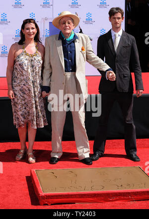 Irische geborene Schauspieler Peter OÕToole (C) stellt mit seiner Tochter Kate O'Toole (L) und Sohn Lorcan O'Toole, während eine Hand und Fußabdruck Zeremonie ihn ehrt am Grauman's Chinese Theater in Hollywood" in Los Angeles am 30. April 2011. Die Zeremonie war Teil des 2011 TCM klassischen Film Festival ehrt klassische Filme und Filmstars. UPI/Jim Ruymen Stockfoto