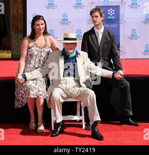 Irische geborene Schauspieler Peter OÕToole (C) sitzt mit seiner Tochter Kate O'Toole (L) und Sohn Lorcan O'Toole, während eine Hand und Fußabdruck Zeremonie ihn ehrt am Grauman's Chinese Theater in Hollywood" in Los Angeles am 30. April 2011. Die Zeremonie war Teil des 2011 TCM klassischen Film Festival ehrt klassische Filme und Filmstars. UPI/Jim Ruymen Stockfoto