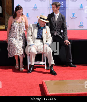 Irische geborene Schauspieler Peter OÕToole (C) sitzt mit seiner Tochter Kate O'Toole (L) und Sohn Lorcan O'Toole, während eine Hand und Fußabdruck Zeremonie ihn ehrt am Grauman's Chinese Theater in Hollywood" in Los Angeles am 30. April 2011. Die Zeremonie war Teil des 2011 TCM klassischen Film Festival ehrt klassische Filme und Filmstars. UPI/Jim Ruymen Stockfoto