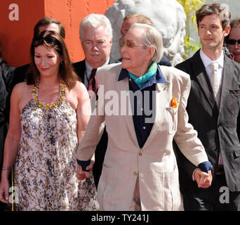 Irische geborene Schauspieler Peter OÕToole (C) kommt mit seiner Tochter Kate O'Toole (L) und Sohn Lorcan O'Toole, für eine Hand und Fußabdruck Zeremonie ihn ehrt am Grauman's Chinese Theater in Hollywood" in Los Angeles am 30. April 2011. Die Zeremonie war Teil des 2011 TCM klassischen Film Festival ehrt klassische Filme und Filmstars. UPI/Jim Ruymen Stockfoto