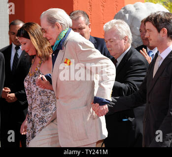 Irische geborene Schauspieler Peter OÕToole (C) kommt mit seiner Tochter Kate O'Toole (L) und Sohn Lorcan O'Toole, für eine Hand und Fußabdruck Zeremonie ihn ehrt am Grauman's Chinese Theater in Hollywood" in Los Angeles am 30. April 2011. Die Zeremonie war Teil des 2011 TCM klassischen Film Festival ehrt klassische Filme und Filmstars. UPI/Jim Ruymen Stockfoto