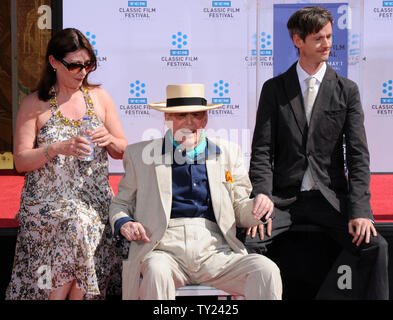 Irische geborene Schauspieler Peter OÕToole (C) sitzt mit seiner Tochter Kate O'Toole (L) und Sohn Lorcan O'Toole, während eine Hand und Fußabdruck Zeremonie ihn ehrt am Grauman's Chinese Theater in Hollywood" in Los Angeles am 30. April 2011. Die Zeremonie war Teil des 2011 TCM klassischen Film Festival ehrt klassische Filme und Filmstars. UPI/Jim Ruymen Stockfoto