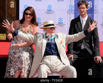 Irische geborene Schauspieler Peter OÕToole (C) Gesten, wie er mit seiner Tochter Kate O'Toole (L) und Sohn Lorcan O'Toole, während eine Hand und Fußabdruck Zeremonie ihn ehrt am Grauman's Chinese Theater in Hollywood" in Los Angeles am 30. April 2011 sitzt. Die Zeremonie war Teil des 2011 TCM klassischen Film Festival ehrt klassische Filme und Filmstars. UPI/Jim Ruymen Stockfoto