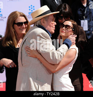 Irische geborene Schauspieler Peter OÕToole (L) grüsst Schauspielerin Rose McGowen (R) während einer Hand und Fußabdruck Zeremonie ihn ehrt am Grauman's Chinese Theater in Hollywood" in Los Angeles am 30. April 2011. Auf der Suche nach Links ist Kate O'Toole. Die Zeremonie war Teil des 2011 TCM klassischen Film Festival ehrt klassische Filme und Filmstars. UPI/Jim Ruymen Stockfoto