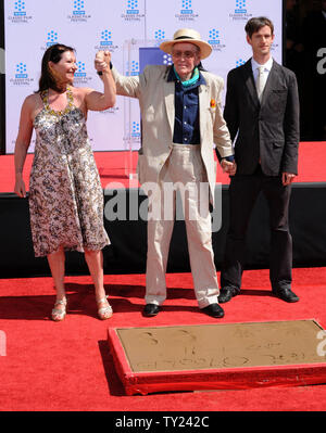 Irische geborene Schauspieler Peter OÕToole (C) stellt mit seiner Tochter Kate O'Toole (L) und Sohn Lorcan O'Toole, während eine Hand und Fußabdruck Zeremonie ihn ehrt am Grauman's Chinese Theater in Hollywood" in Los Angeles am 30. April 2011. Die Zeremonie war Teil des 2011 TCM klassischen Film Festival ehrt klassische Filme und Filmstars. UPI/Jim Ruymen Stockfoto