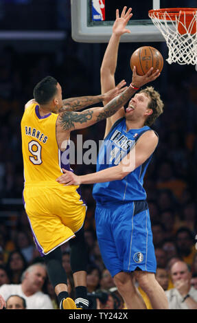 Los Angeles Lakers" Matt Barnes, Links, geht an den Korb gegen Dallas Mavericks, Dirk Nowitzki in der ersten Hälfte des Spiel 1 der Western Conference Halbfinale in Los Angeles am 2. Mai 2011. Die Mavericks besiegte die Lakers 96-94 die besten - von - sieben Endspiel-Reihe 1-0 zu führen. UPI/Christine Keil Stockfoto