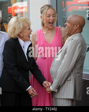 Sängerin Jane Morgan (L) teilt sich ein Lachen mit Schauspielerin Sharon Stone (C) und Produzent Barry Gordy Jr. als Morgan ist mit den 2.439 th Stern auf dem Hollywood Walk of Fame geehrt, während einer enthüllungsfeier in Los Angeles am Mai 6, 2011. Morgan hat sechs goldenen Schallplatten und war ein häufiger Gast auf 'Ed Sullivan Show'. Stockfoto