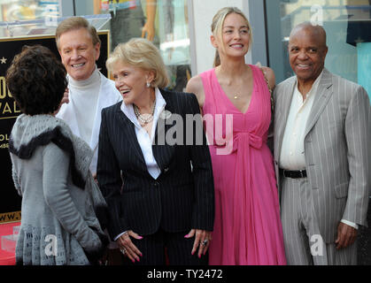 Sängerin Jane Morgan (C) Aktien ein Lachen mit Sängerin Carole Bayer Sager, Schauspieler Wink Martindale, Schauspielerin Sharon Stone und Produzent Barry Gordy Jr. (L-R) als Morgan ist mit den 2.439 th Stern auf dem Hollywood Walk of Fame geehrt, während einer enthüllungsfeier in Los Angeles am Mai 6, 2011. Morgan hat sechs goldenen Schallplatten und war ein häufiger Gast auf 'Ed Sullivan Show'. Stockfoto