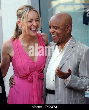 Schauspielerin Sharon Stone (C) und Produzent Barry Gordy Jr. teilen sich ein Lachen, als Sängerin Jane Morgan ist mit den 2.439 th Stern auf dem Hollywood Walk of Fame geehrt, während einer enthüllungsfeier in Los Angeles am Mai 6, 2011. Morgan hat sechs goldenen Schallplatten und war ein häufiger Gast auf 'Ed Sullivan Show'. Stockfoto