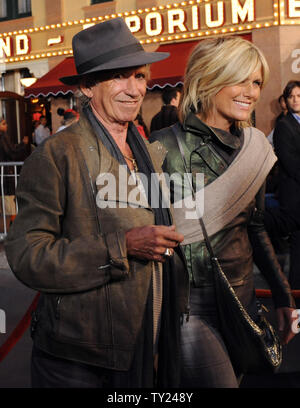 Musiker Keith Richards, ein Ensemble in der motion picture fantasy Piraten der Karibischen Meere: On Stranger Tides", die Premiere des Films mit seiner Frau Patti Hansen im Disneyland in Anaheim, Kalifornien, am 7. Mai 2011 besucht. UPI/Jim Ruymen Stockfoto