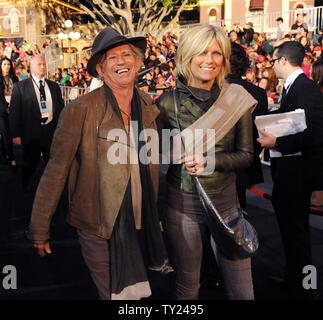 Musiker Keith Richards, ein Ensemble in der motion picture fantasy Piraten der Karibischen Meere: On Stranger Tides", die Premiere des Films mit seiner Frau Patti Hansen im Disneyland in Anaheim, Kalifornien, am 7. Mai 2011 besucht. UPI/Jim Ruymen Stockfoto