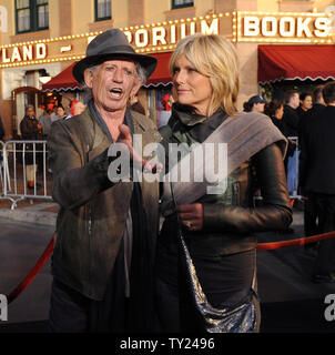 Musiker Keith Richards, ein Ensemble in der motion picture fantasy Piraten der Karibischen Meere: On Stranger Tides", die Premiere des Films mit seiner Frau Patti Hansen im Disneyland in Anaheim, Kalifornien, am 7. Mai 2011 besucht. UPI/Jim Ruymen Stockfoto