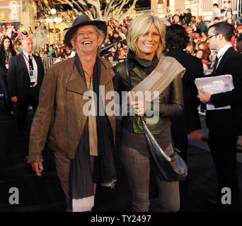 Musiker Keith Richards, ein Ensemble in der motion picture fantasy Piraten der Karibischen Meere: On Stranger Tides", die Premiere des Films mit seiner Frau Patti Hansen im Disneyland in Anaheim, Kalifornien, am 7. Mai 2011 besucht. UPI/Jim Ruymen Stockfoto