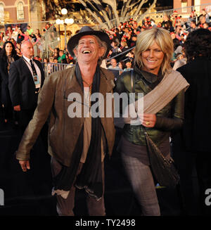 Musiker Keith Richards, ein Ensemble in der motion picture fantasy Piraten der Karibischen Meere: On Stranger Tides", die Premiere des Films mit seiner Frau Patti Hansen im Disneyland in Anaheim, Kalifornien, am 7. Mai 2011 besucht. UPI/Jim Ruymen Stockfoto